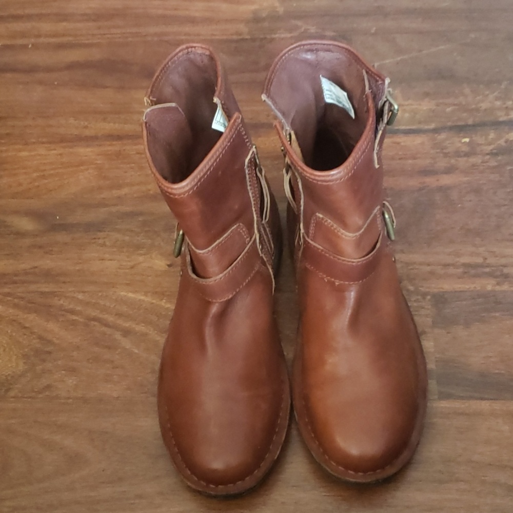 UGG LEATHER BOOTS